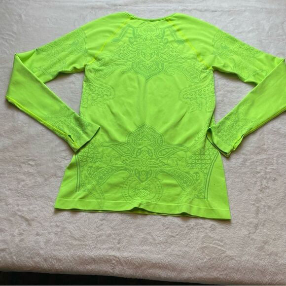 Athleta Neon Green Long Sleeve Fitted Athletic Top Size Medium - Picture 2 of 9